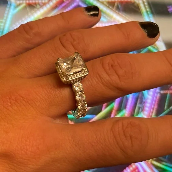 SPECTACULAR DIAMOND RING - Picture 3 of 7